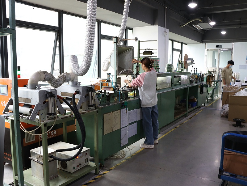 背膠生產線場景 (8)