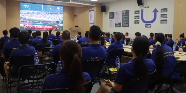 杰誠(chéng)魔術(shù)貼停工組織全員觀禮閱兵：以實(shí)業(yè)初心致敬民族精神，以創(chuàng)新使命引領(lǐng)行業(yè)未來(lái)