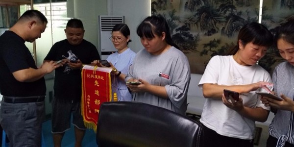 你沒看錯，在東莞杰誠員工也能站等收錢！